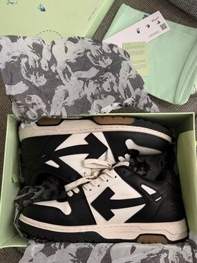 Off-White out of offices black and white